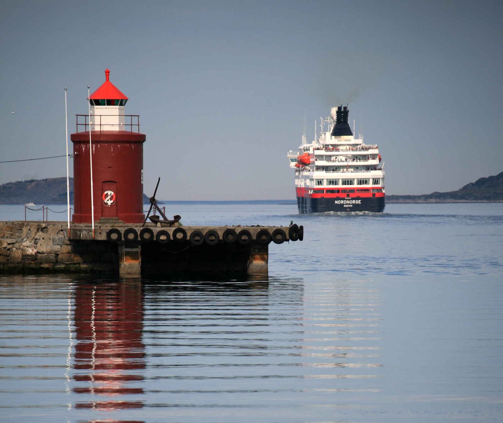 Hurtigruten passing Molja Fyr, Ålesund
