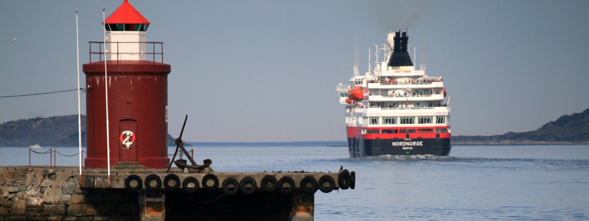 Hurtigruten passing Molja Fyr, Ålesund